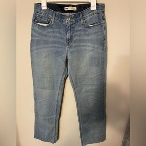Size 10 vintage 525 women’s Levi’s. Bottoms are cut due to them being long on me